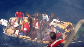 جزائريون بهوية فلسطينية يأكلون في الكنيسة وينامون مع المتشردين