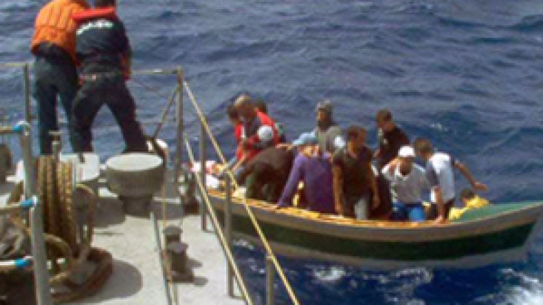 تصاريح إقامة مؤقتة “للحراڤة” الجزائريين للالتحاق بأقاربهم