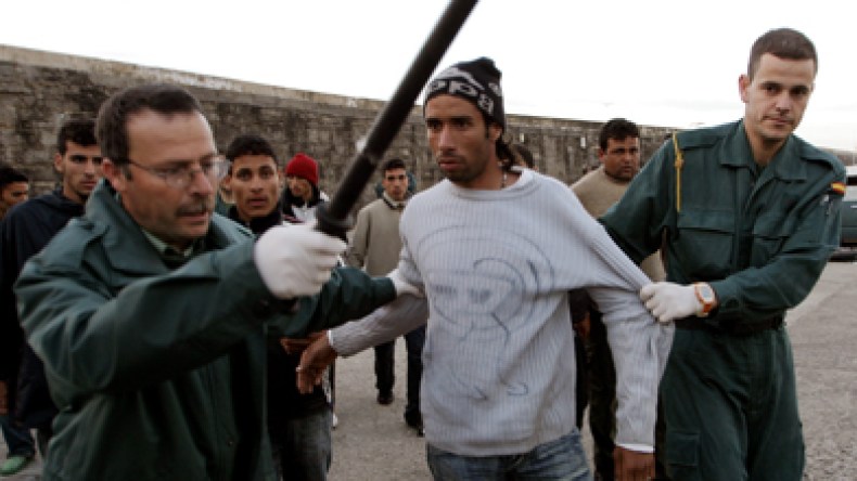 إثنى عشر حراقا من وهران بينهم فتاة يصلون إلى ألميريا على متن قارب