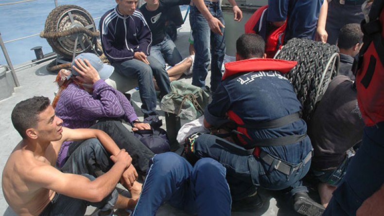 “حراڤة” يشهرون السيوف في وجوه رفاقهم لمنعهم من الامتثال للقوات البحرية