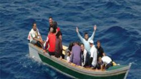 حراڤة يحاولون الانتحار جماعيا حرقا بالبنزين وسط البحر