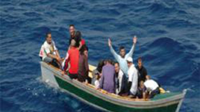 حراڤة يحاولون الانتحار جماعيا حرقا بالبنزين وسط البحر