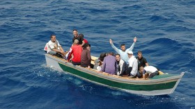 شباب يطاردون منظم رحلات “الحرقة” بالسيوف وسط سوق بعنابة