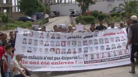 عائلات حراقة جزائريين يتجمهرون أمام القنصلية التونسية بعنابة