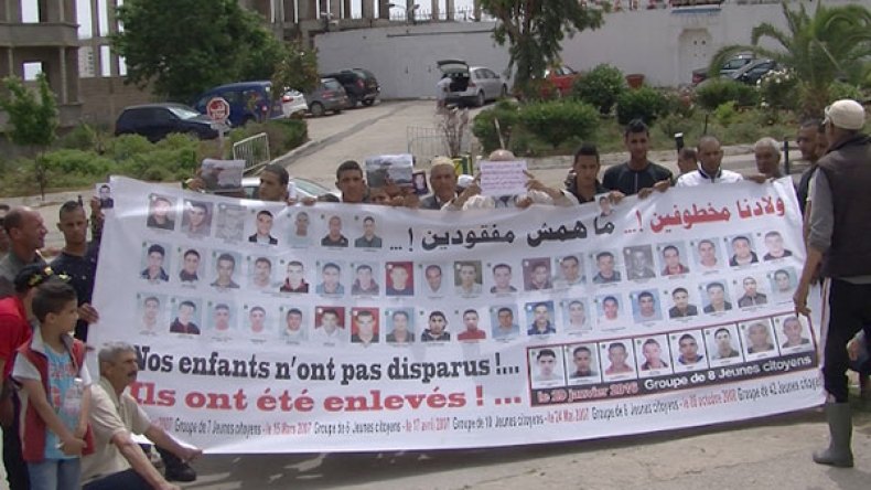 عائلات حراقة جزائريين يتجمهرون أمام القنصلية التونسية بعنابة