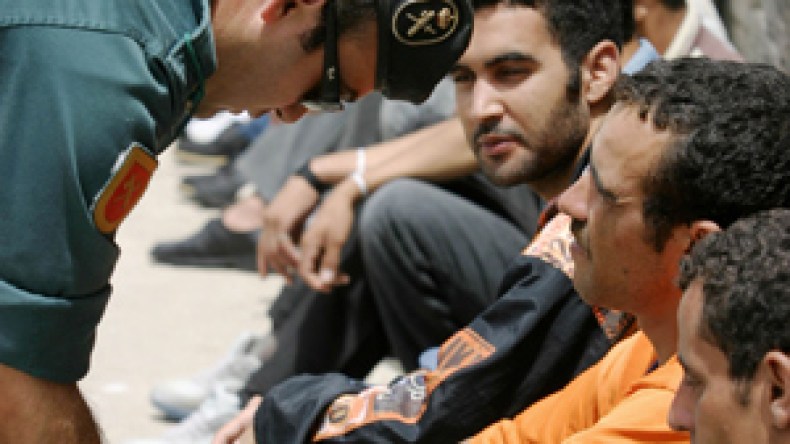 الأمن الكندي يوقف “حراڤين” جزائريين أحدهما طلب اللجوء السياسي