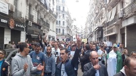 الجزائريون يواصلون حراكهم الشعبي في جمعته الـ36