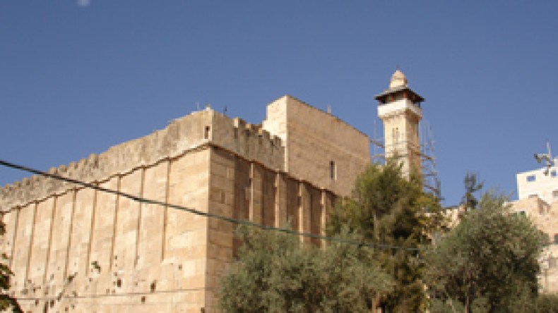 “الحكام العرب هم السبب في ما تتعرض له مقدساتنا”