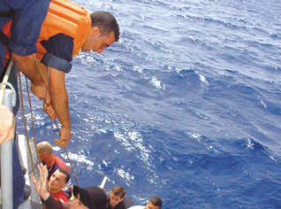 Le seul survivant « miraculé » raconte : Le commandant de bord d’un navire chinois ligote puis jette trois harraga algériens à la mer