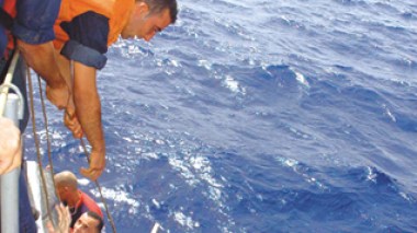 Chinese boat captain throws three Algerian illegal immigrants into the sea