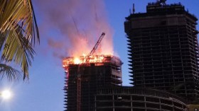 حريق مهول ببرج قيد الإنشاء في جدة