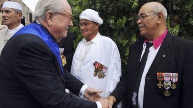 France: Jean-Marie Le Pen se dit “à sa place” aux côtés des harkis