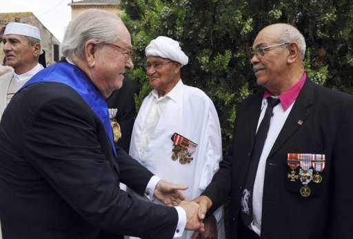 France: Jean-Marie Le Pen se dit “à sa place” aux côtés des harkis