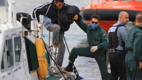 الجزائر ترفض عمليات الإبعاد الجماعية لمواطنيها “الحراقة” من فرنسا