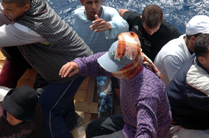 Illegal immigrants clash with security forces in southern Italy