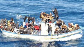 إنقاذ أكثر من 750 مهاجر قبالة الساحل الليبي صباح السبت