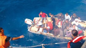 البحرية الليبية تنقذ 84 مهاجرا أمام ساحل طرابلس