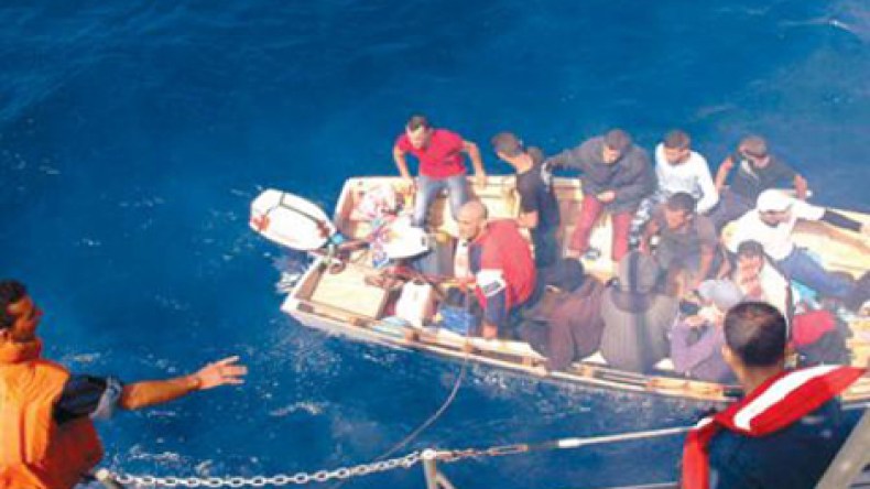 البحرية الليبية تنقذ 84 مهاجرا أمام ساحل طرابلس