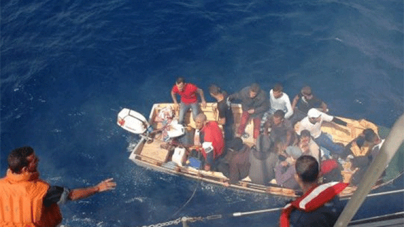 احتراق قارب وسط البحر ينهي رحلة 29 حراقا