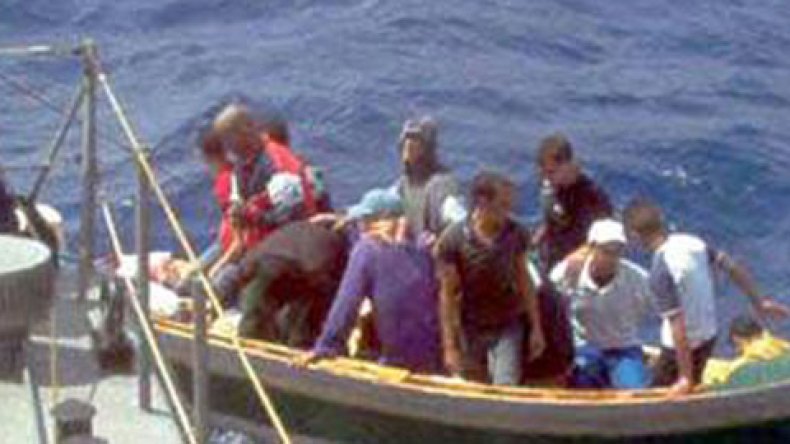 “حراڤة” جزائريون  يشربون “الشامبوان” لتفادي الترحيل إلى الجزائر