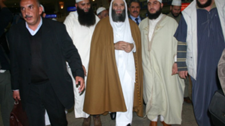 الشيخ محمد حسٌان يدعو الجزائريين للتمسك بالمصالحة ونبذ الإرهاب