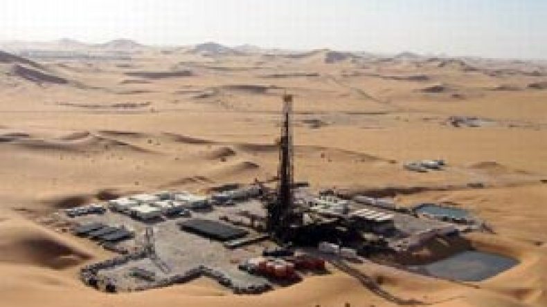 وزارة الداخلية تمدد إقامة عمال سوريين بمنابع النفط