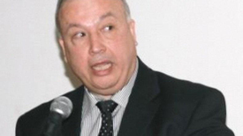 عباس يطيح برئيس ديوانه