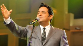 حاتم العراقي يغني لخمسينية الجزائر ويهنئ الجزائريين بعيدهم