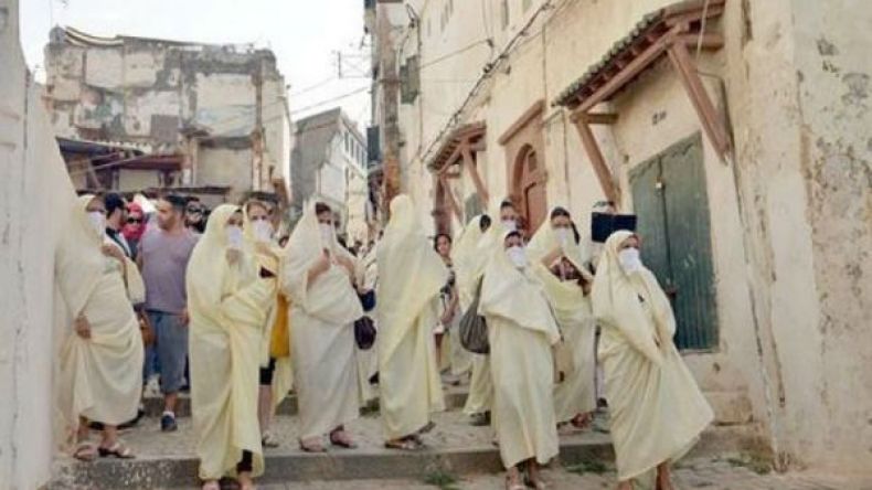 “حمامات الجزائر” يجبن أزقة القصبة بالحايك.. رمز الفخر