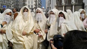 جزائريات في مسيرة بالحايك في قلب العاصمة