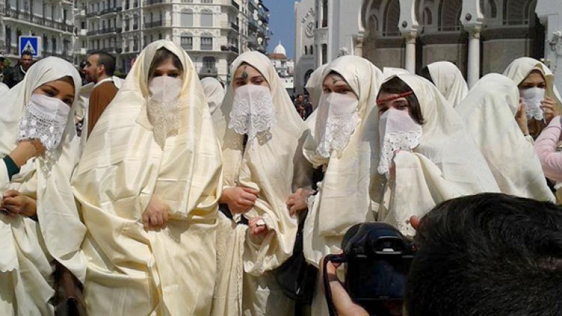 جزائريات في مسيرة بالحايك في قلب العاصمة