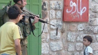 Les colons juifs s’en prennent aux palestiniens à Al Khalil