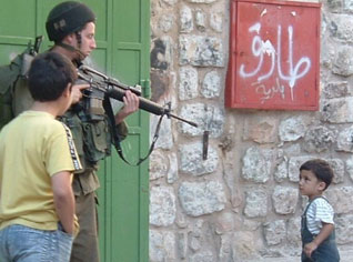 Les colons juifs s’en prennent aux palestiniens à Al Khalil