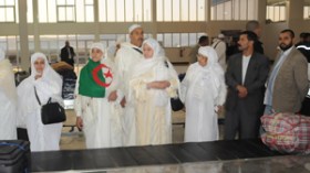 الحجاج مخيرون بين جوازات السفر والتخلي عن اللحي والخمار