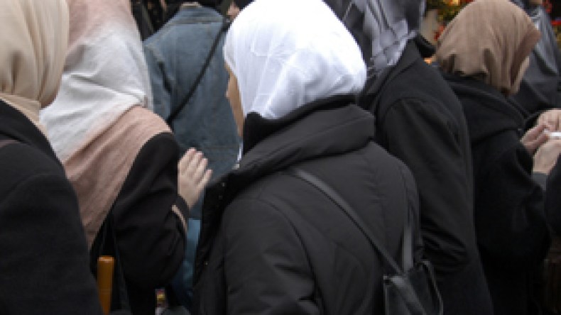 شخصيات سياسية ودينية ترفض “تعرية” النساء وتدعو إلى حل توفيقي