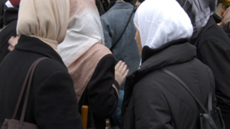 جدل  حول منع الخمار في صور وثائق الهوية البيومترية