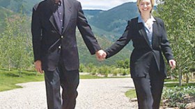 هيلاري كلينتون: يوم مع زوجي مقابل ورقة يانصيب بخمسة دولار