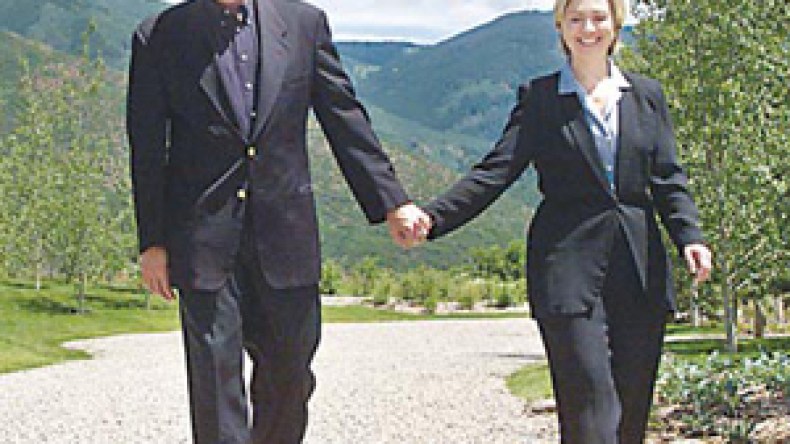 هيلاري كلينتون: يوم مع زوجي مقابل ورقة يانصيب بخمسة دولار