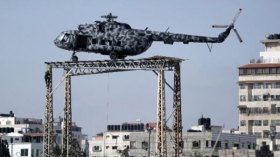 مروحية عرفات تعرض في مقر لحماس بغزة