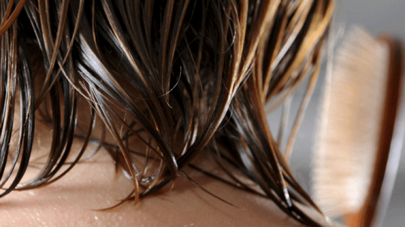 ابتعدي عن تبليل شعرك بالماء والتعرض لأشعة الشمس