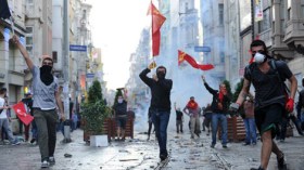 تفريق مظاهرات مطالبة باستقالة أردوغان واعتقال 31 شخصاً