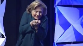 امرأة ترشق هيلاري كلينتون بحذاء