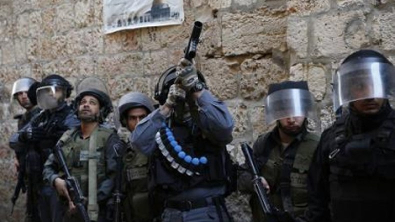 الشرطة الإسرائيلية تشتبك مع فلسطينيين في الحرم القدسي