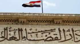 محكمة مصرية تؤيد سجن ناشطين ثلاثة أعوام