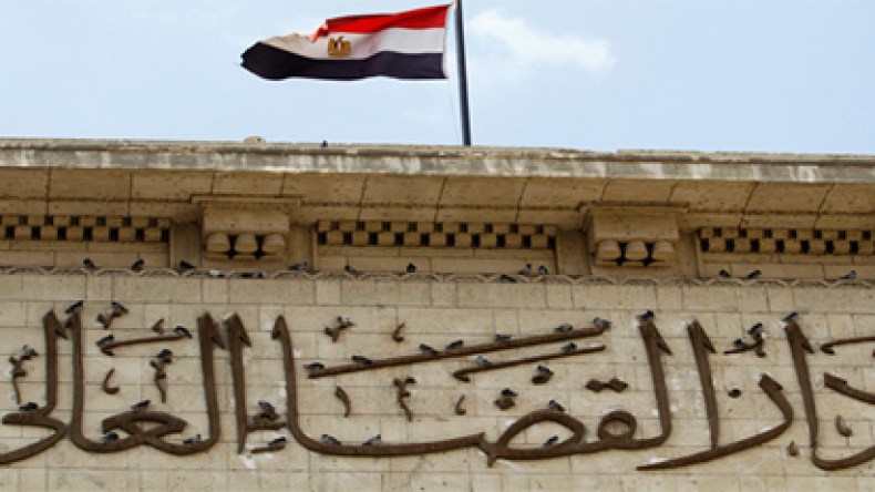 محكمة مصرية تؤيد سجن ناشطين ثلاثة أعوام