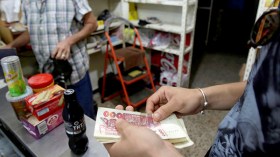 متعاملون يشتكون من نقص المواد الأولية بسبب رخص الإستيراد