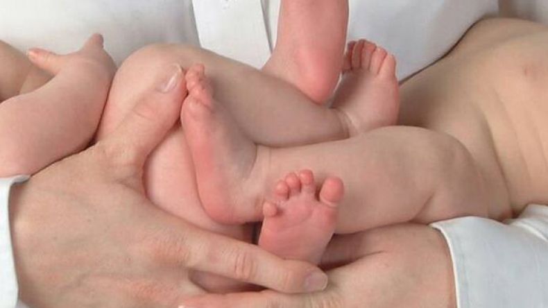 “يا محسنين.. ساعدوني لإعادة فلذتَي كبدي إلى حضني”