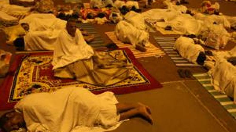 وكالة سياحية ترمي 114 معتمر في شوارع مكة بتذاكر سفر مفتوحة