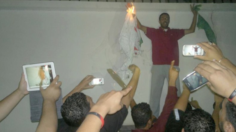 محاصرة السفارة الجزائرية في طرابلس وإنزال العلم الوطني وحرقه