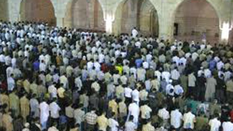 أئمة المساجد يلتزمون بتعليمة الوزارة ويصلون التراويح بسرعة فائقة